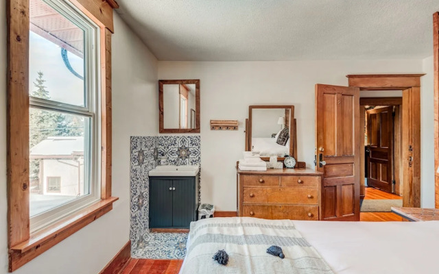 Rocky Mountain House - Sleeps 23