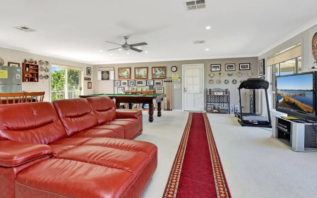 Noble Willow Estate Lovedale. Super Spacious, with views and pool