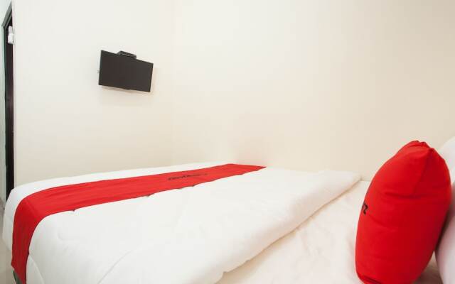 RedDoorz Plus @ K23 Rungkut Madya