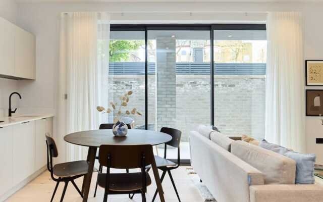 The Brondesbury Quarters - Modern 2bdr Flat With Balcony Parking