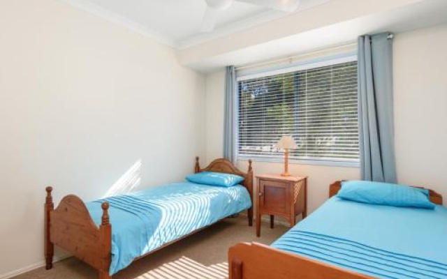 12 Ibis Court Highset Beach House With Natural Bushland Gardens And Covered Decks – Guest Rooms – Rainbow Beach