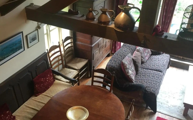 Little Pentre Barn with seasonal Swimming Pool