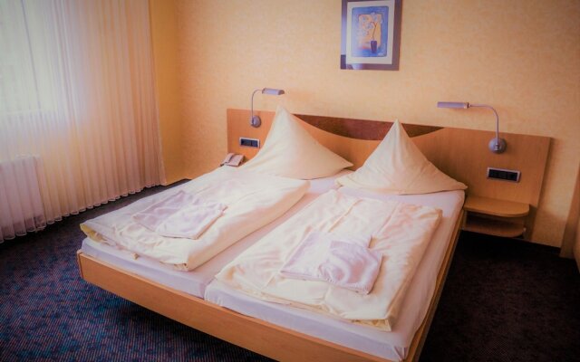 Warias Hotel & Restaurant