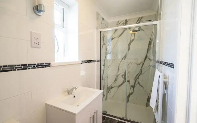 Peveril House, Spacious Eco-friendly Holiday Home