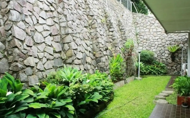 De Dago Pakar Villa by HouseinBandung