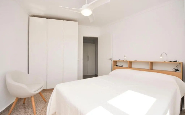 7th floor beachfront apartment with stunning views