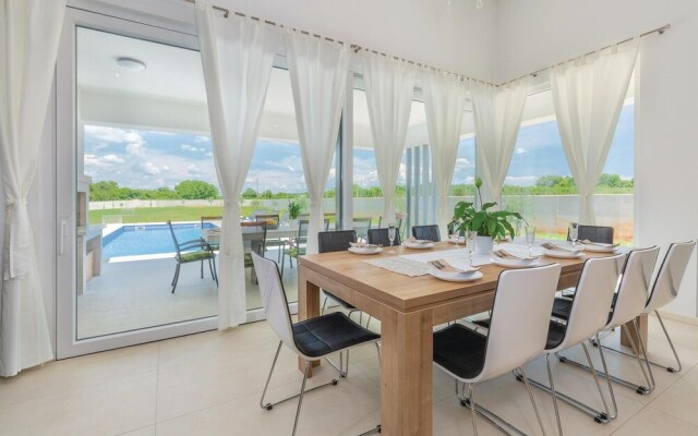 Stunning Home in Kujici With Sauna, Wifi and 5 Bedrooms
