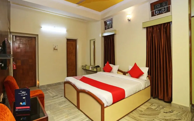OYO 11696 Holiday Inn Guest House