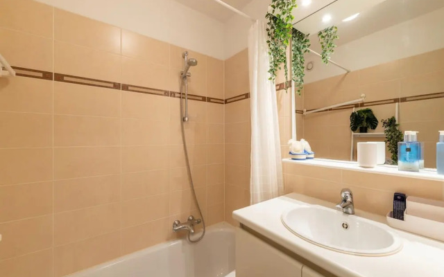 Charming Waterside Getaway