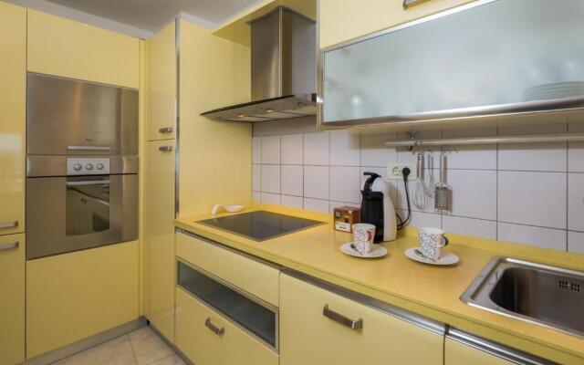 Seaside Apartment Gold 1row