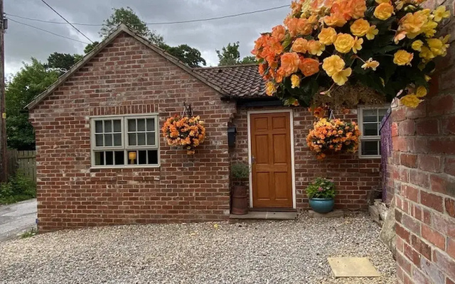 Private Annex, Parking, Wifi, 2mins to J48 A1 M1