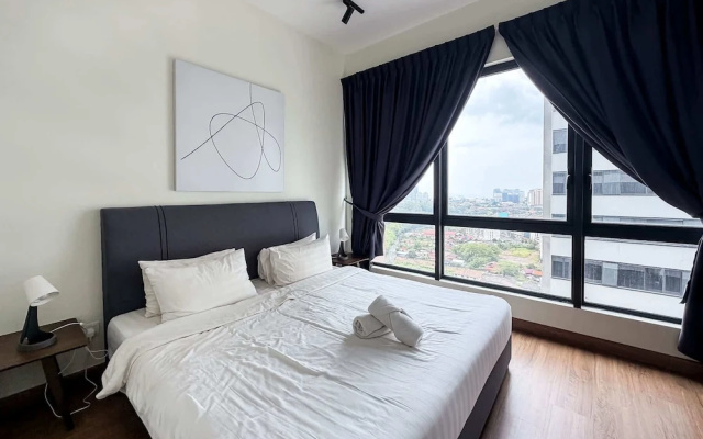 Modern Family Duplex for 6, Near Jonker St