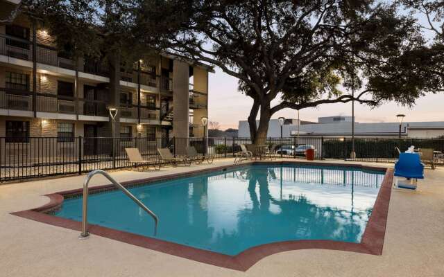 La Quinta Inn by Wyndham San Antonio I-35 N at Toepperwein