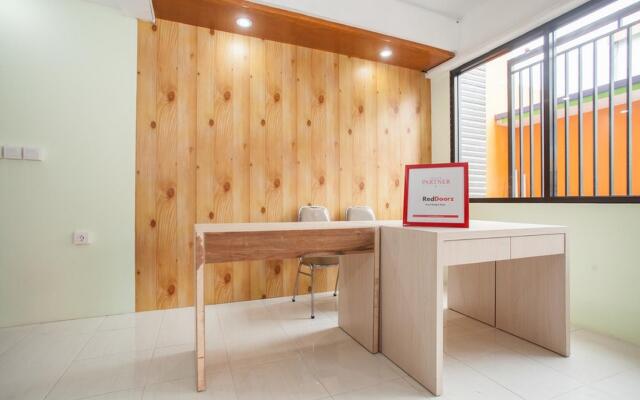 RedDoorz near Petra University 2