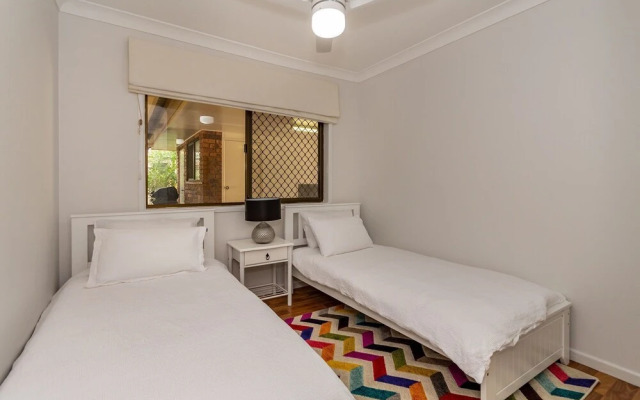 Freshly revovated Dog Friendly House walking distance to Waterfront!