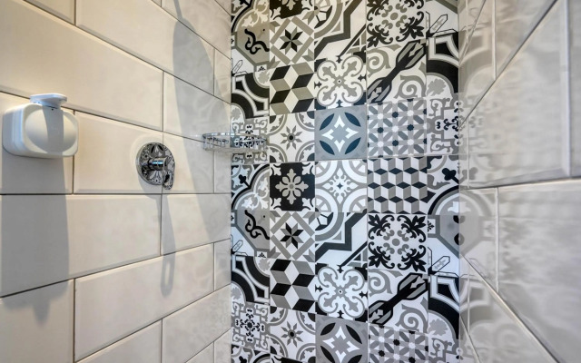 Hampton Collection - Charming 5 Sleeper Apartment with Pool