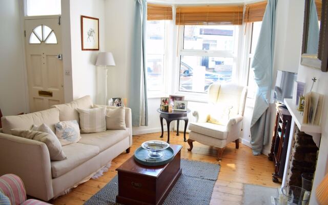 1 Bedroom Home With Private Garden in Barons Court