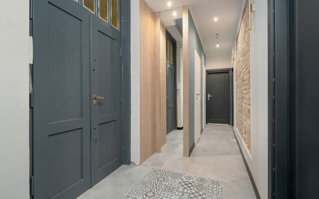 Stylish Grey Studio in Poznan by Renters
