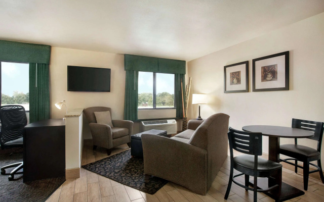 Travelodge by Wyndham Livonia