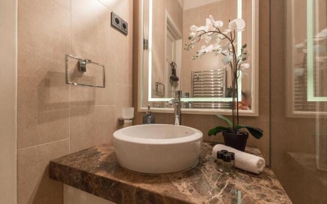 Danube Dream Home In The Absolute Center