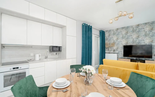 Apartment With Desk in Poznan by Renters
