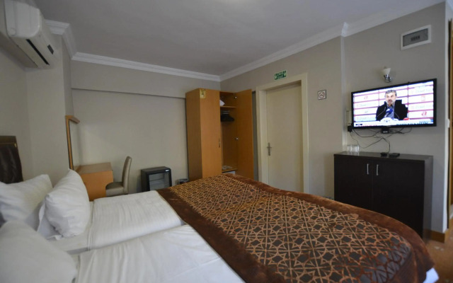 Palace Point Hotel
