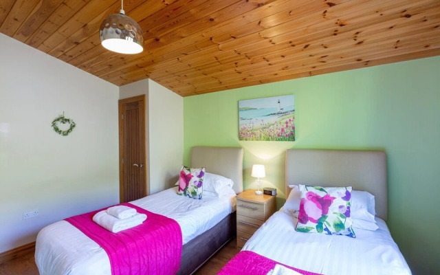 Woodpecker Lodge With Hot Tub Near Cupar, Fife