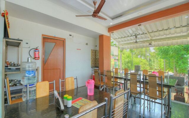OYO 15948 Hotel Srees