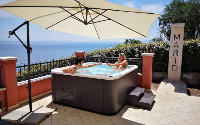 Luxury Three-bedroom Apartment With Amazing Overlook at the sea