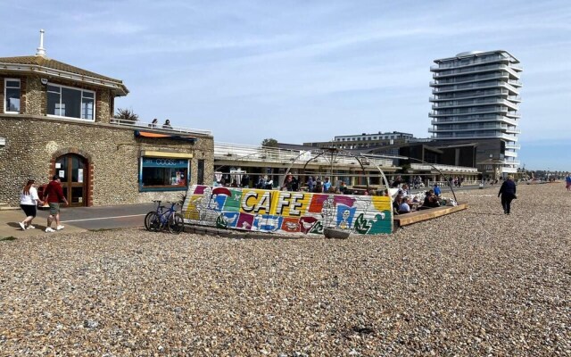 Worthing Beach 180 - 2 bed Seafront With Parking