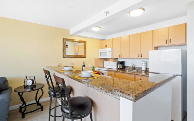 Waikiki Sunset Close to Beach with Parking