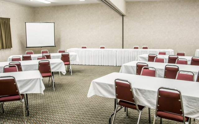 Quality Inn & Suites Des Moines - Merle Hay Road