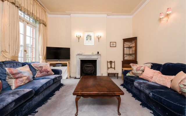 Royal Richmond Family Home by Kew Gardens
