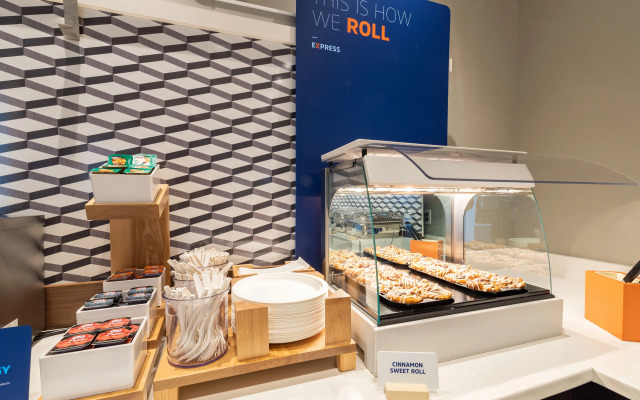 Holiday Inn Exp Stes Rogers by IHG