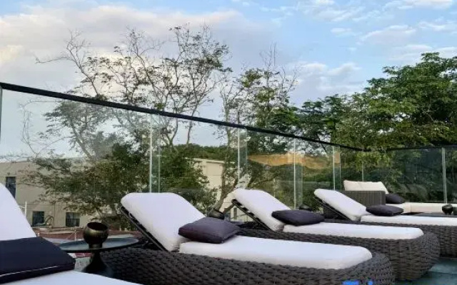 Half Ocean Half Mountain Hotel(Haitang Bay Wuzhizhou Island Store)