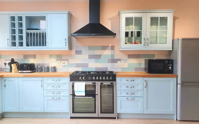 Large 5 Bedroom House Terrace Parking