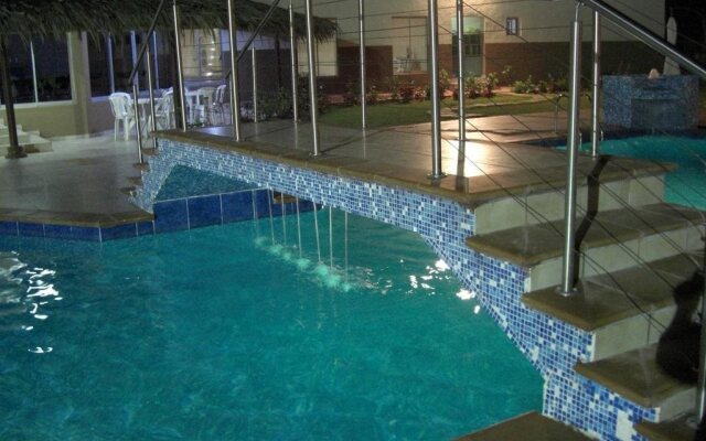 Axari Hotel & Suites