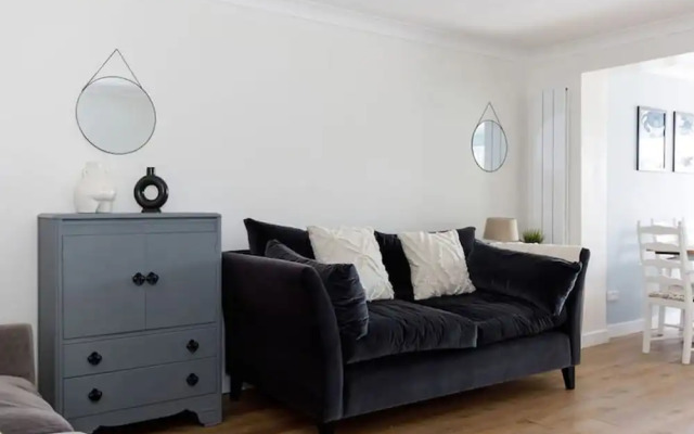 Charming Bolthole 400m to Beach