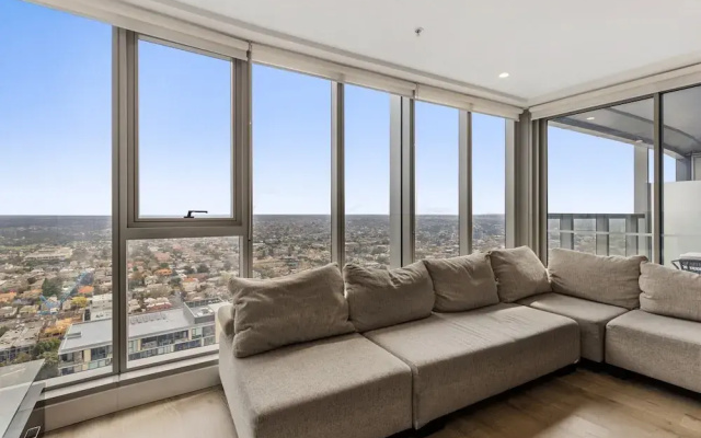 Gorgeous High-rise Unit With Sky Bar, Pool and Gym