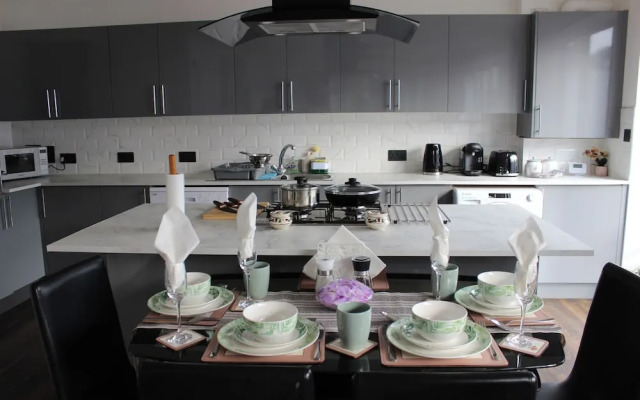 Contemporary 2bed House With Parking