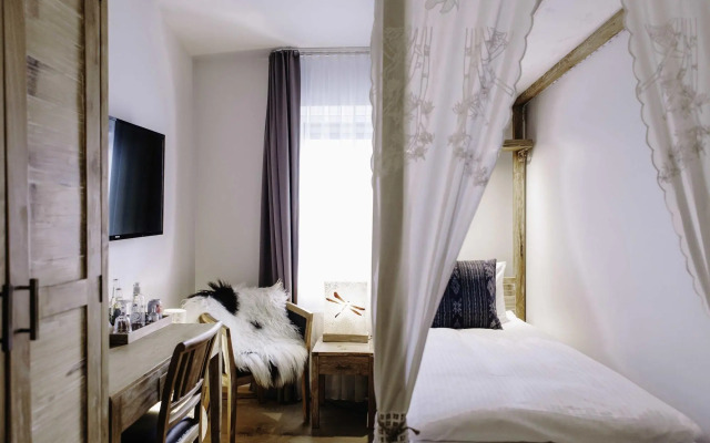 Eyja Guldsmeden Hotel