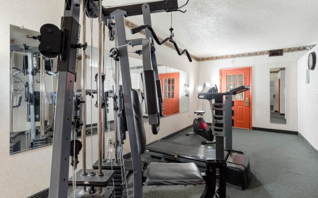 Econo Lodge Inn & Suites