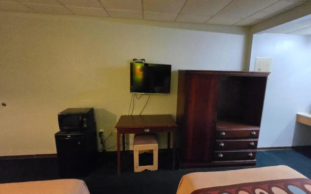 OYO Hickory House Inn