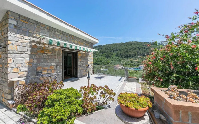 Villa Breezy Way - Among Greenery