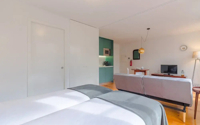 Modern Studio in Porto With Balcony