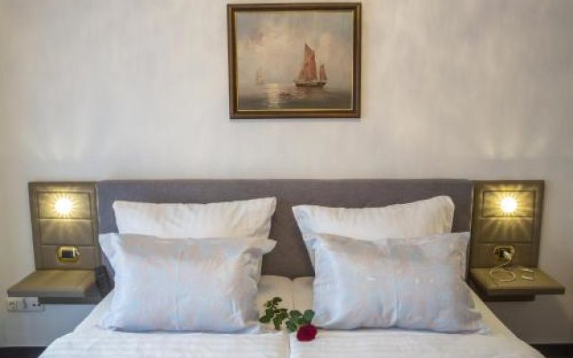 Golden GaPa Penthouse 1