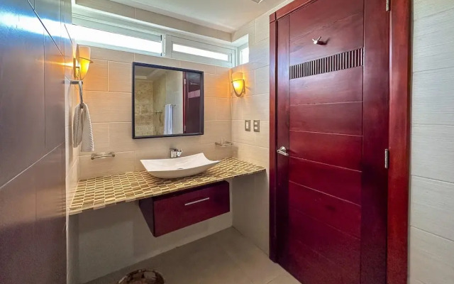 Incredible 3 BR Penthouse w BBQ Jacuzzi