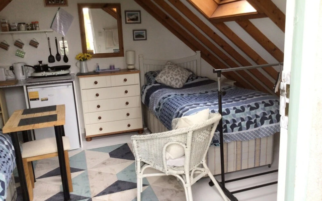 Cozy Camborne Studio Retreat With two Single Beds