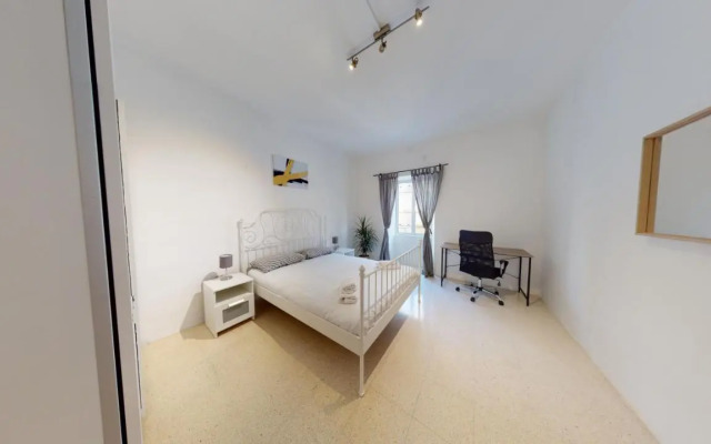 St Julians - Balluta Bay large 3 bedroom apartment