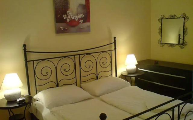 Claudia Rooms and Apartments